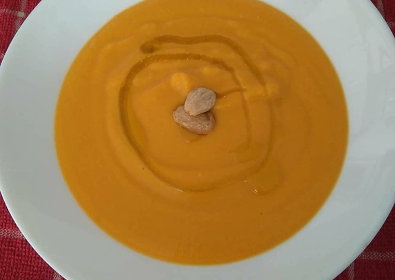 Crema fría de zanahorias y almendras