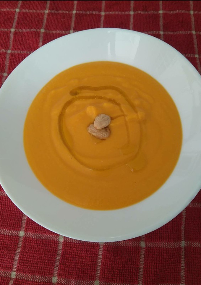 Una foto de Crema fría de zanahorias y almendras