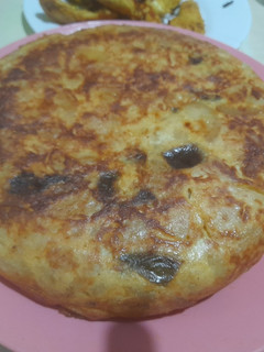 Una foto de Tortilla de calabacín y cebolla