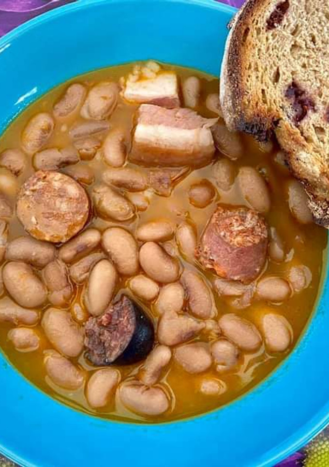 Una foto de Fabada asturiana