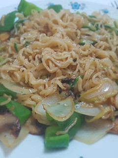 Una foto de Pasta oriental con verduras