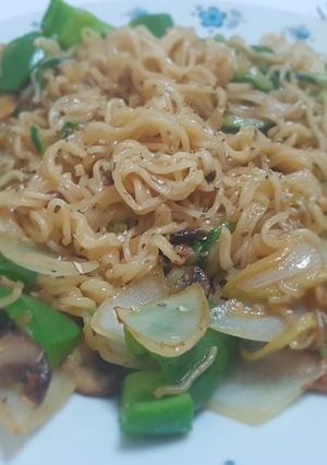 Una foto de Pasta oriental con verduras