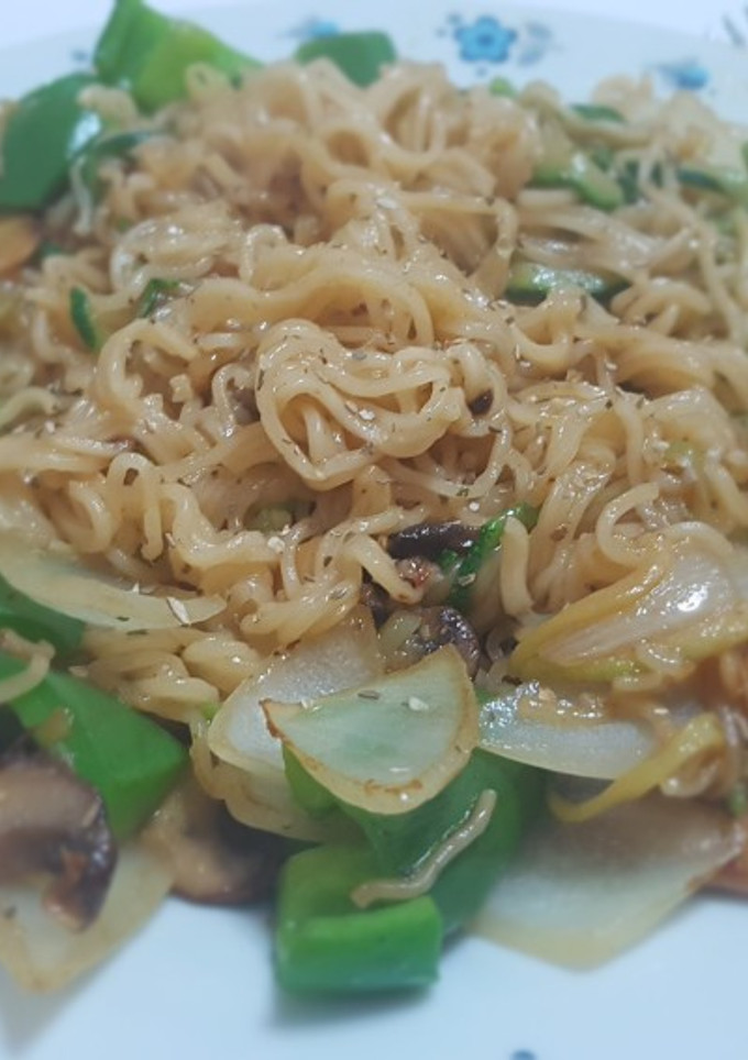 Una foto de Pasta oriental con verduras
