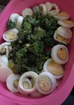 Una foto de Huevos hervidos con kale