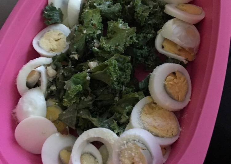 Huevos hervidos con kale