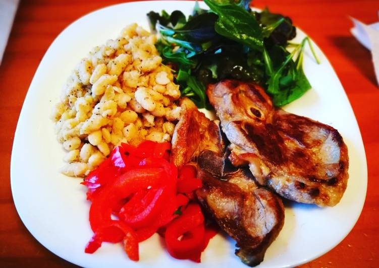 Filetes de pierna de cordero con alubias salteadas - fácil