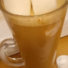 A picture of Latte with marshmallows 😋😋.