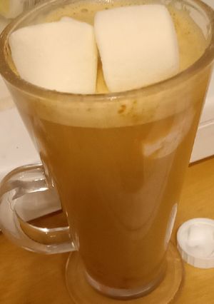 A picture of Latte with marshmallows 😋😋.