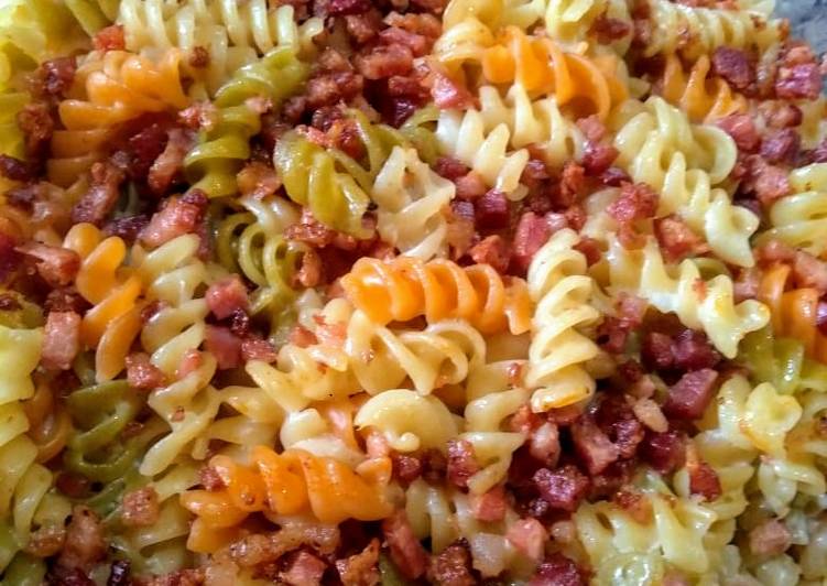 Macarrão com molho branco e bacon