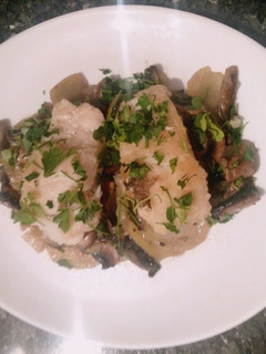 Una foto de Bacalao con patatas y champiñones