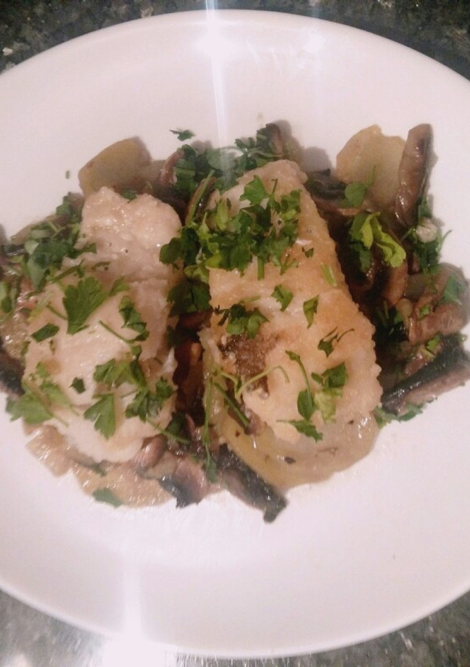 Una foto de Bacalao con patatas y champiñones
