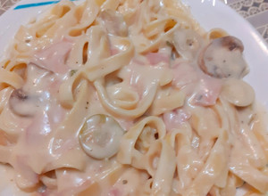 Una foto de Fetuccini en salsa de champiñones, jamón y pecanas