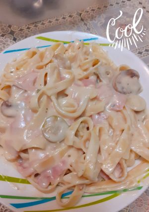 Una foto de Fetuccini en salsa de champiñones, jamón y pecanas