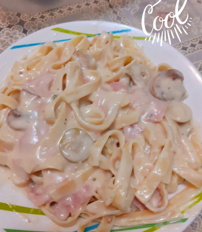 Una foto de Fetuccini en salsa de champiñones, jamón y pecanas