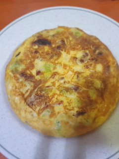 Una foto de Tortilla con coles, feta y tomate seco