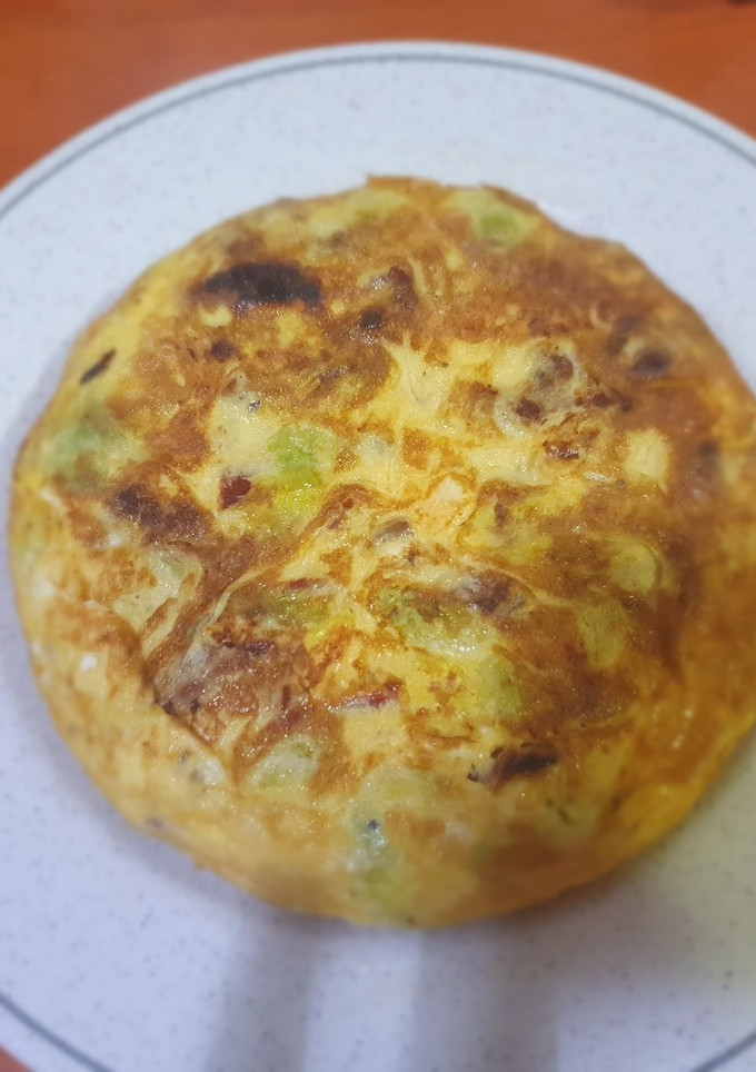 Una foto de Tortilla con coles, feta y tomate seco