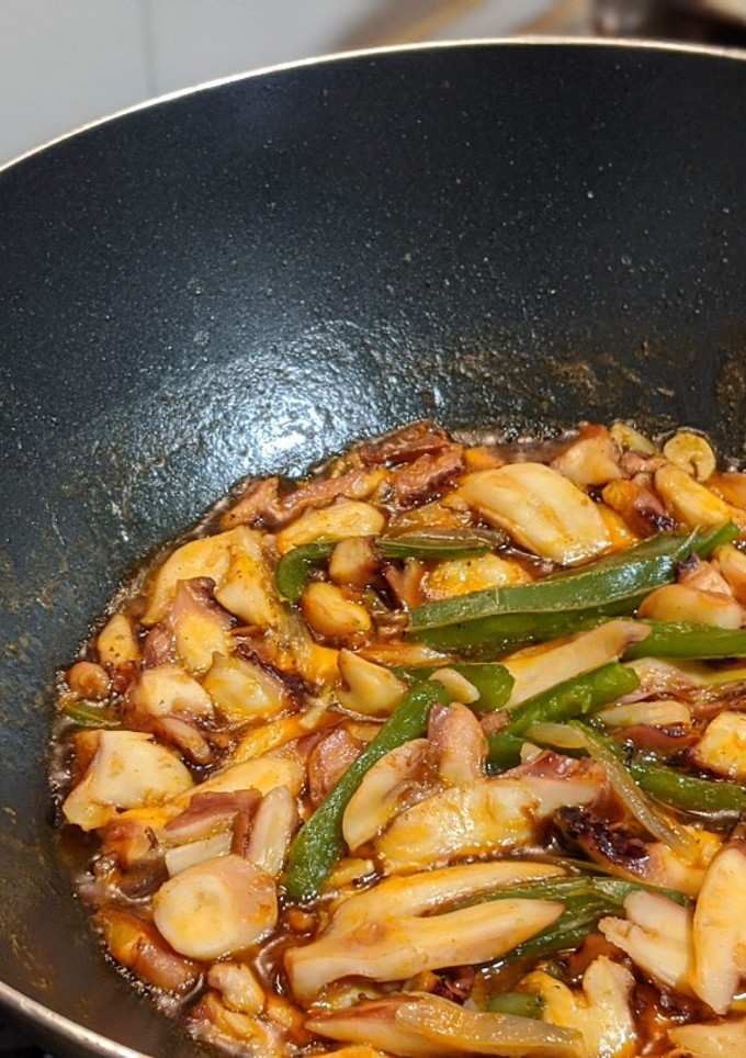 Una foto de Wok de pulpo con pimiento en salsa picante