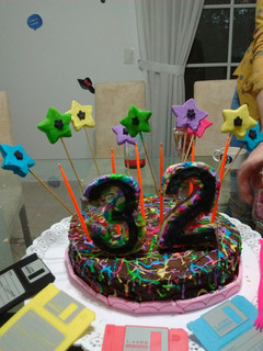Una foto de Torta de cumpleaños temática, de los años 80