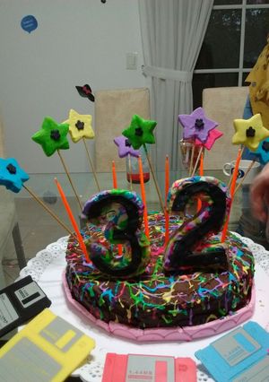 Una foto de Torta de cumpleaños temática, de los años 80