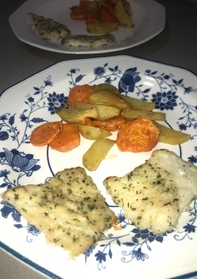 Una foto de Bacalao al horno con patatas y batatas