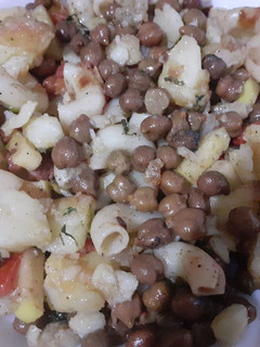 आलू छोले चाट (Aloo chole chaat recipe in Hindi) रेसिपी मुख्य फोटो