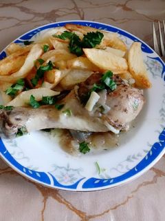 Une photo de Kebab traditionnelle algérien (frites en sauce au poulet)