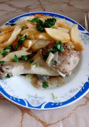 Une photo de Kebab traditionnelle algérien (frites en sauce au poulet)