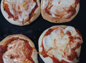 Una foto de Pizzas caseras😋🍕