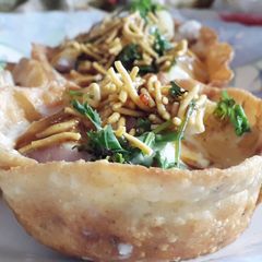 A picture of Aloo pyaz katori chat.