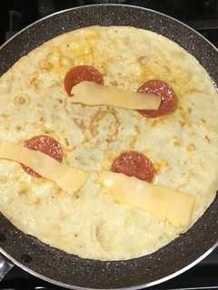 Una foto de Crepe de Huevos con Salami y Cheddar