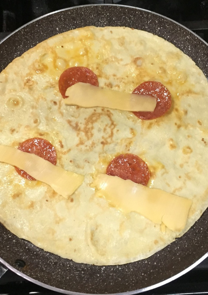 Una foto de Crepe de Huevos con Salami y Cheddar