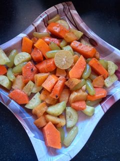 फलाहारी चटपटी आलू फ्रूट चाट (falahari chatpati aloo fruit chaat recipe in Hindi) रेसिपी मुख्य फोटो