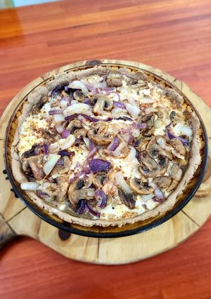 Una foto de Tarta integral de champignones, cebolla y queso
