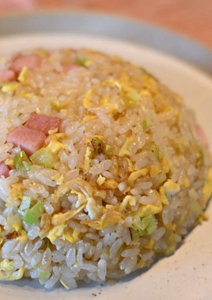 Una foto de Arroz frito estilo china, EN 10 MINUTOS (炒飯)