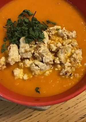Zdjęcie przepisu Zupa marchewkowa z orzechowym tofu.