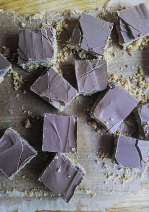 A picture of Twix Cake.