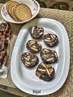 A picture of Khajoor biscuit roll.