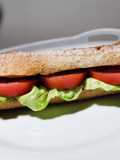 Sándwich de pasta de aceituna, tomate y orégano