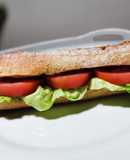 Sándwich de pasta de aceituna, tomate y orégano