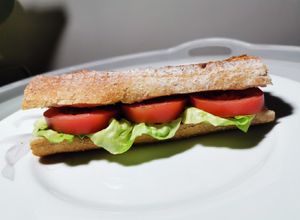 Una foto de Sándwich de pasta de aceituna, tomate y orégano