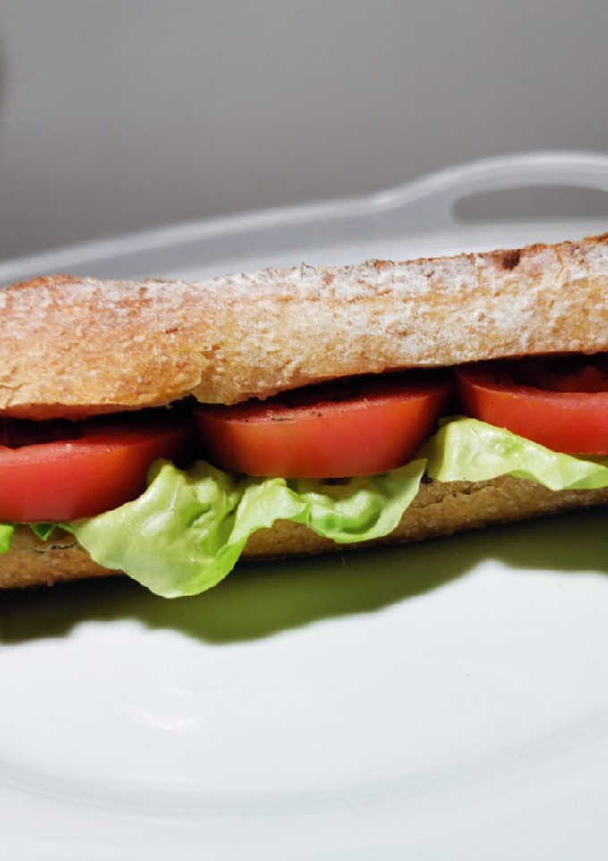 Una foto de Sándwich de pasta de aceituna, tomate y orégano