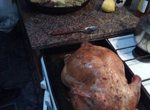 Una foto de Pollo al horno con verduras al casi chimi