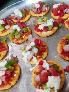 મોનેકો બિસ્કીટ પિઝા(Monaco Biscuit Pizza Recipe In Gujarati) રેસીપી મુખ્ય ફોટો