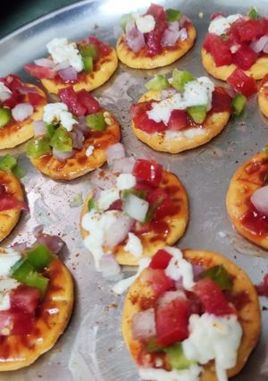 મોનેકો બિસ્કીટ પિઝા(Monaco Biscuit Pizza Recipe In Gujarati) રેસીપી મુખ્ય ફોટો