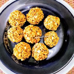 A picture of Murmura Ladoos/Puffed Rice Laddoo.