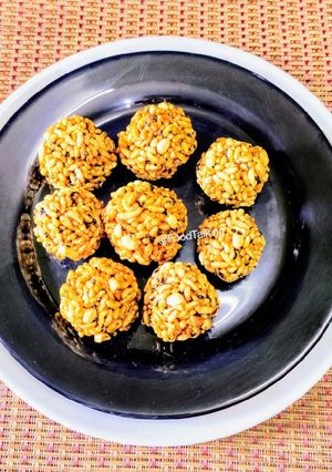A picture of Murmura Ladoos/Puffed Rice Laddoo.