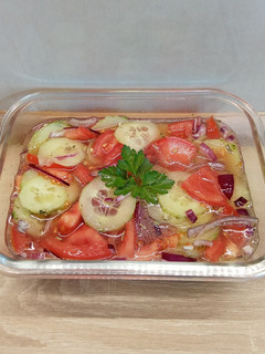 Tárkonyos paradicsomos uborkasaláta 🥒🍅🧅 recept fotója