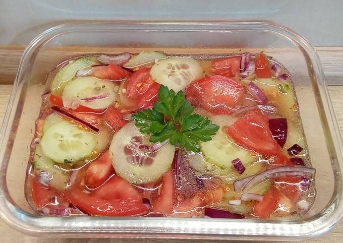 Tárkonyos paradicsomos uborkasaláta 🥒🍅🧅 recept foto