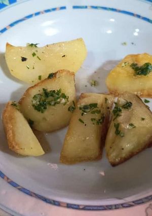 Una foto de 💛Papitas doradas con provenzal🧄