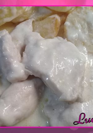 Una foto de Pollo con salsa de jamón